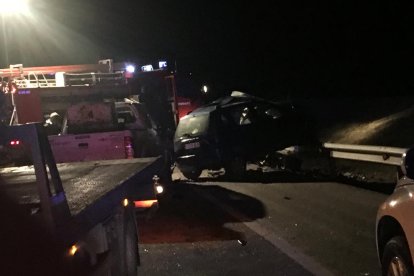 Vista del vehicle de la víctima que va impactar contra la tanca de la carretera, a la C-28 entre Arties i Garòs, a la Val d’Aran.