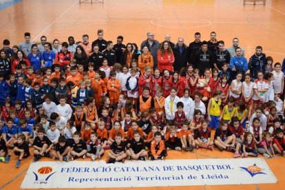 Foto de família de tots els assistents a la tercera Trobada Oberta de la Representació Territorial de Bàsquet.