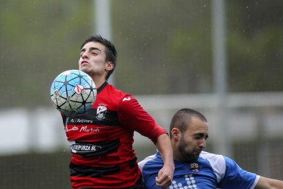 Un jugador de l’EFAC supera un contrari i controla la pilota amb el pit en una de les jugades del partit d’ahir.