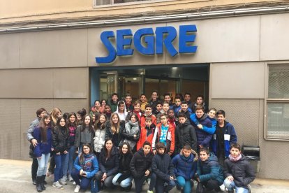 Els escolars davant les instal·lacions de SEGRE