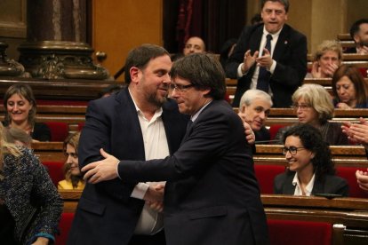 Junqueras i Puigdemont es donen la mà després de l’admissió a tràmit dels pressupostos.