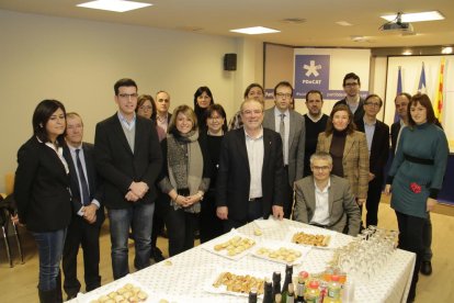 Representantes del partido en Lleida, durante la ‘torronada’ ayer.