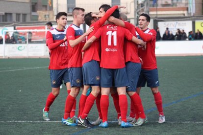 Alguns dels jugadors del Balaguer celebren un dels gols d’ahir formant una pinya al centre del camp.