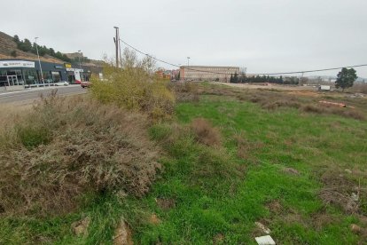 Un solar a Vallrufea, a tocar de l'N-II i els instituts.