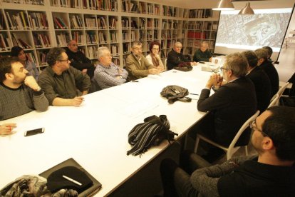 La Panera acogió ayer el taller participativo sobre los nuevos usos de la pista colindante. 