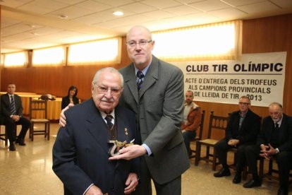 Josep Vidal Forcada, rebent el 2013 un premi de tir, una de les seues aficions.