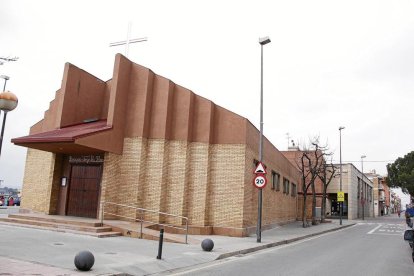 La parròquia Verge dels Pobres s’ubica al costat del centre cívic del barri. A la dreta, una imatge històrica de l’església.