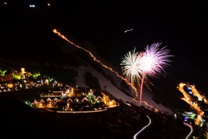 Baixada de torxes i focs artificials a Baqueira Beret.