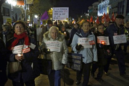 Diverses ciutats van sortir ahir al carrer en contra dels talls de llum.