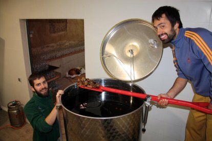 Los socios de la cooperativa que elabora vino de nueces.