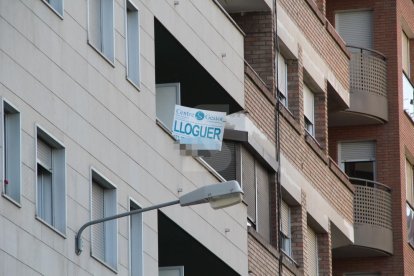 Imagen de archivo de un cartel de un piso de alquiler en Lleida.