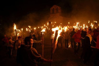 Fiesta de ‘falles’ el pasado junio en Durro, con la partida de los ‘fallaires’ desde la ermita de Sant Quirc.