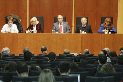 El rector, en el centro, en la reunión del claustro de ayer. 