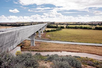 El canal principal del canal Segarra-Garrigues al seu pas per Els Plans de Sió.