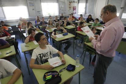 Imatge d'arxiu d'alumnes realitzant les proves de competències bàsiques de primària.