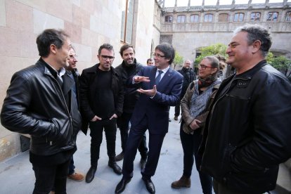 El President Puigdemont, ayer en la Generalitat con Love of Lesbian.