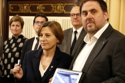 Forcadell y Junqueras muestran el proyecto de los presupuestos para el año que viene.