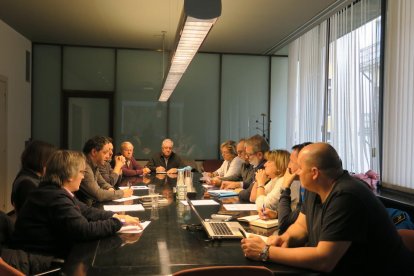 Un moment de la reunió feta ahir entre representants de la Paeria i dels veïns.