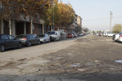 Estado del tramo de la avenida Amposta en La Bordeta, donde una parte esta sin asfaltar. 