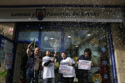 L’alegria es va desbordar a Salou al conèixer que havien venut una sèrie del segon premi.