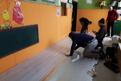 Los vecinos, renovando el parquet. 