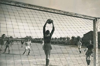 Un partido del Lleida en el campo de la Carretera de Corbins.