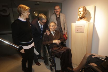 Lluís Virgili, amb el seu fill, l’alcalde Ros i la regidora Parra, en el moment de descobrir el bust.