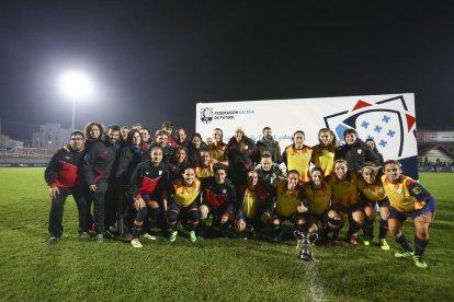 La selecció femenina catalana posa amb el trofeu conquerit a Galícia.