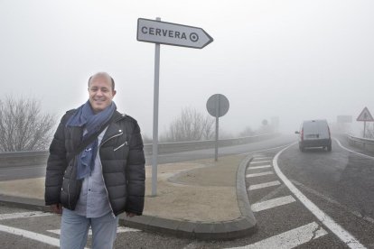 L’alcalde, Ramon Royes, al costat de l’accés a la capital.