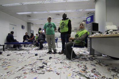 Miembros de la PAH okuparon y empapelaron ayer por la mañana una oficina del BBVA de Ricard Viñes. 