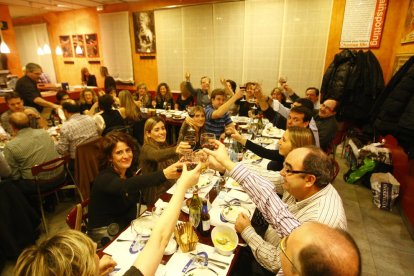 Imagen de archivo de un restaurante durante las fiestas de Navidad