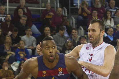 Joey Dorsey controla el balón presionado por Milan Macvan.