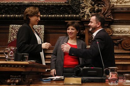 Ada Colau conversa ayer en el pleno municipal con Alfred Bosch.