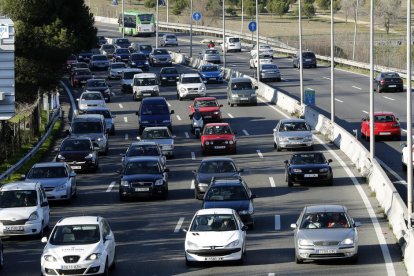 Vista de vehicles ahir a l’N-II sortint de Madrid.