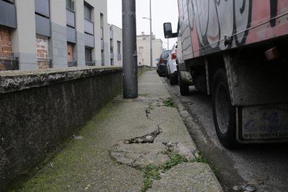 Parte de la acera de la calle Monterrey, que será renovada y ensanchada. 