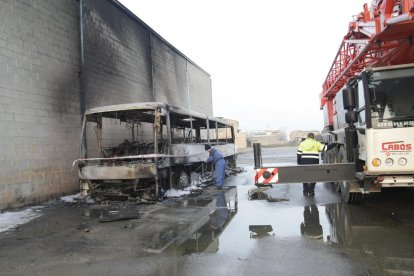 Vista del estado en el que quedó el autocar calcinado por las llamas ayer en Torres de Segre. 