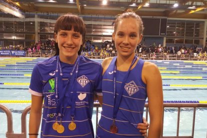 Paula Juste y Cristina García, las dos medallistas de ayer del CN Lleida, y el equipo 4x100 estilos masculino júnior del CN Cervera.