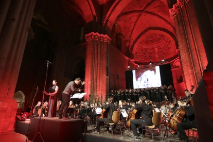 La nau central de la Seu Vella va acollir ahir el concert de Nadal del 20è aniversari de L’Intèrpret, acompanyats per la soprano Iolanda Dolcet.