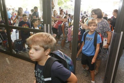 Alumnos entrando en el colegio el primer día de clase de este curso.