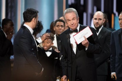 Warren Beatty, amb cara de circumstàncies després de l’error a l’hora d’anunciar la millor pel·lícula.