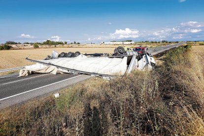 El camión volcó sobre la carretera N-240 a su paso por Juneda y cortó la carretera durante horas. 