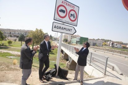 Rull va inaugurar el vial d’Agramunt amb l’alcalde, Bernat Solé.