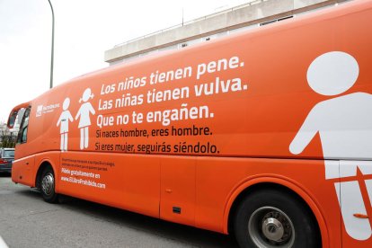 L’autobús de la polèmica, ahir a Madrid, contractat per l’associació ultracatòlica Hazte Oír.