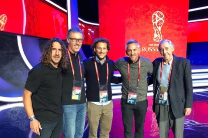 Carles Puyol, Laurent Blanc, Diego Forlán, Gary Lineker y Gordon Banks, durante el ensayo del sorteo.