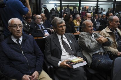 Los exmilitares Jorge Eduardo Acosta (i) y Alfredo Astiz, dos de los acusados , asisten a la lectura del veredicto.