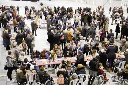 Imatge de la tradicional torronada que organitza la Paeria per a la gent gran de la ciutat de Lleida.