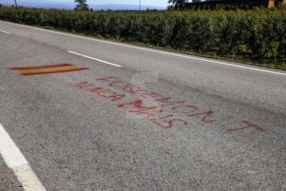 La pintada contra Puigdemont en la carretera de Vallmanya.