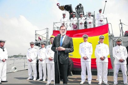 Rajoy visitó ayer un buque de la Armada en Guinea.