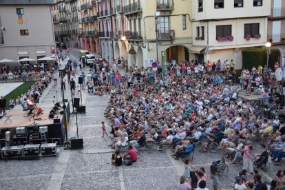 La plaza dels Oms de La Seu d’Urgell se llenó ayer de público para escuchar el Gran Concierto Catalunya. 