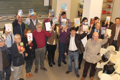 Una veintena de autores  leridanos se reunieron ayer en la sede de Pagès para presentar sus novedades.